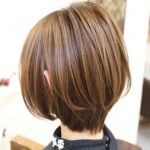 冬は首もとすっきりのショートヘアが人気です