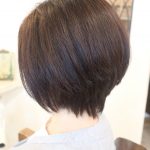 すっきりシルエットのショートヘアが人気の髪型です